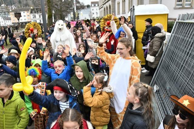 Die Narren strmen die Hebelschule in Lrrach