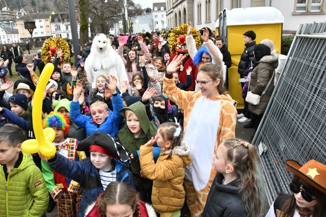 Begleitet von Hstrgern zog der Narresome der Hebelschule durch die Innenstadt.  | Foto: Barbara Ruda