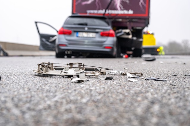 Ein zerst&ouml;rtes Fahrzeug steht nac...fall auf der Autobahn A3. (Archivbild)  | Foto: Armin Weigel/dpa