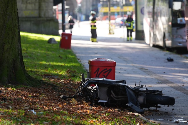 Ein Motorradfahrer ist mit einem Autof...Motorradfahrer versorgen. (Archivbild)  | Foto: Marcus Brandt/dpa