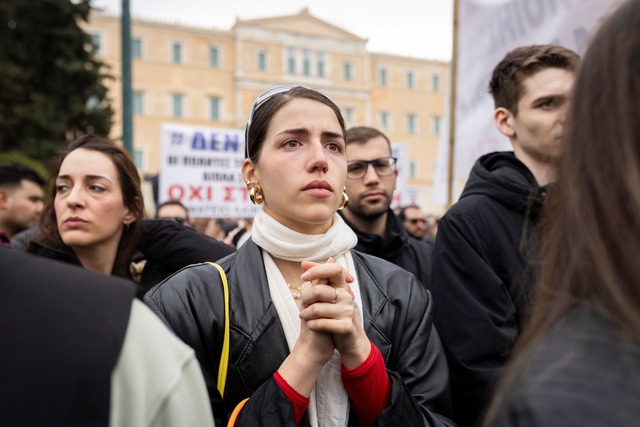 Bei dem schweren Zugungl&uuml;ck starb...ut bei Demonstrationen im ganzen Land.  | Foto: Socrates Baltagiannis/dpa