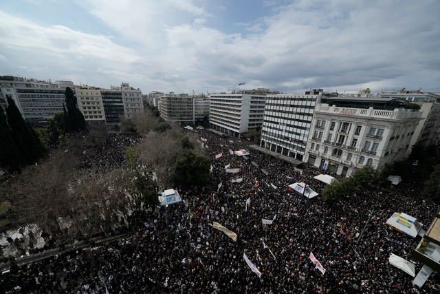 Rund 170.000 Menschen gingen allein in Athen auf die Stra&szlig;e.  | Foto: Thanassis Stavrakis/AP/dpa