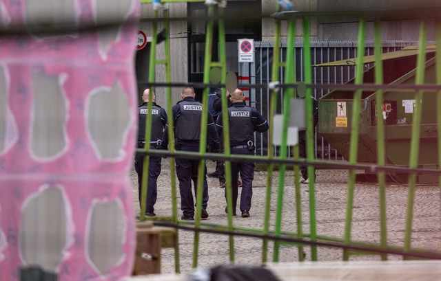 Justizbeamte stehen im Innenhof des Am...dem Haftrichter vorgef&uuml;hrt wurde.  | Foto: Guido Kirchner/dpa