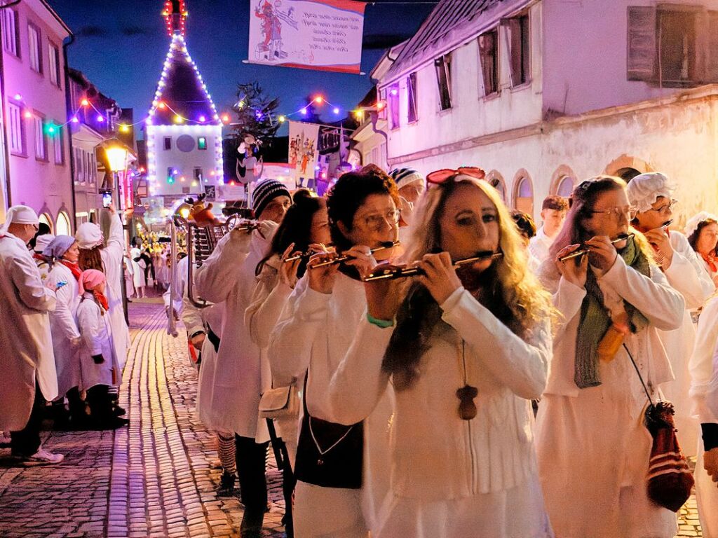 Schmutziger Dunschdig in Endingen: Der Spielmannszug in Aktion