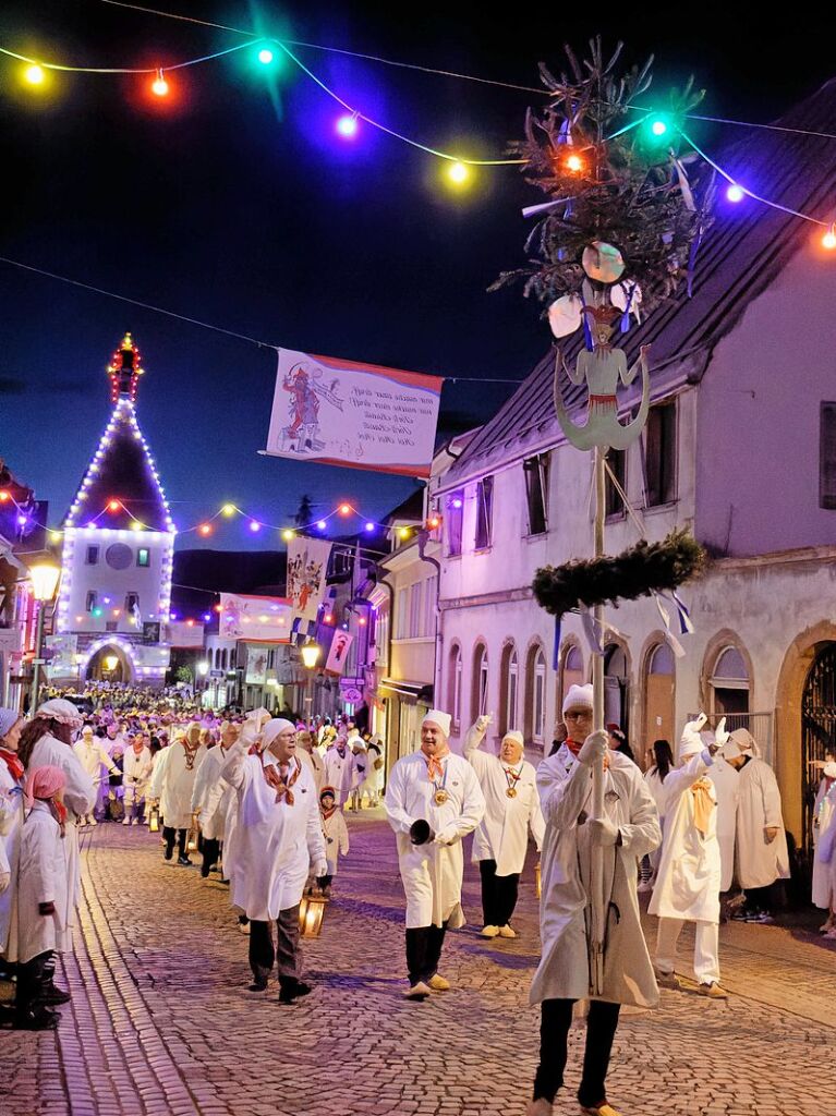 Schmutziger Dunschdig in Endingen: Der (kleine) Narrenbaum kommt, sein groer Bruder steht schon auf dem Marktplatz.