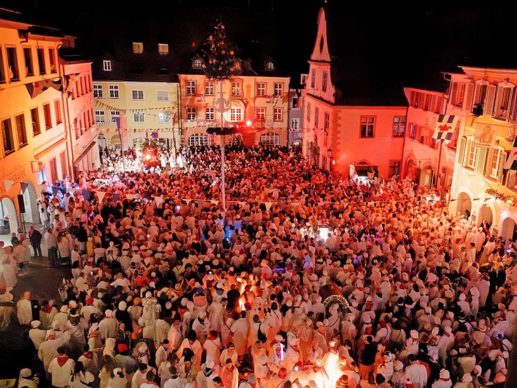 Schmutziger Dunschdig in Endingen: Tausende Hemdglunker sorgen fr dichtes Gedrnge auf dem Marktplatz.