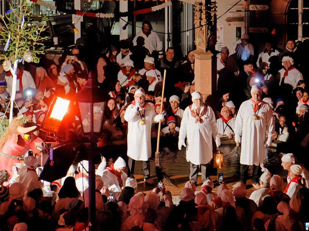 Schmutziger Dunschdig in Endingen: Das traditionelle Zeremoniell am Brunnen beginnt.