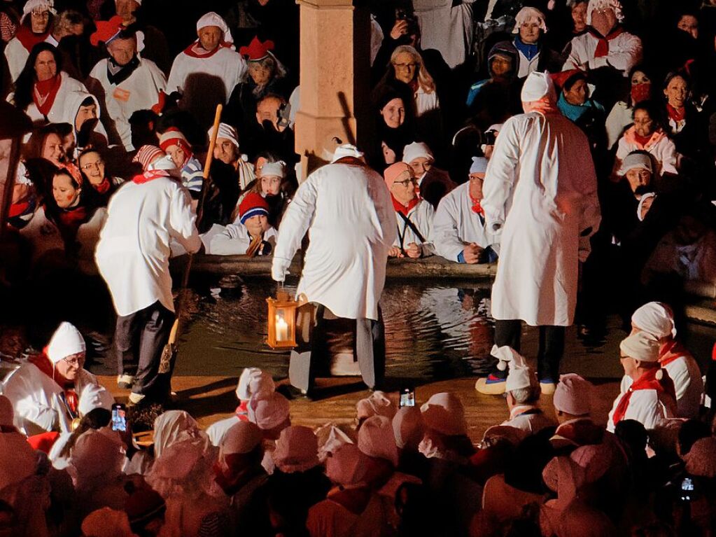 Schmutziger Dunschdig in Endingen: Ein tiefer Blick in den Brunnen - kommt d'r Jokili schon?