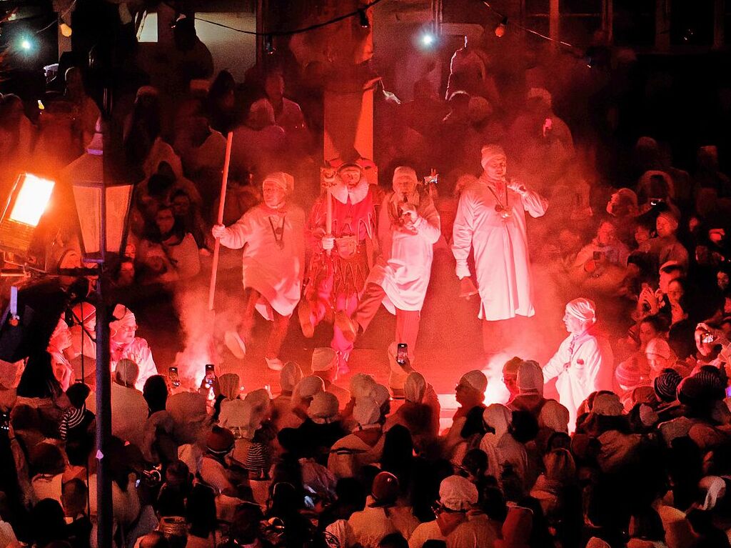 Schmutziger Dunschdig in Endingen: Es ist geschafft – Oberjokili Simon Abele tanzt mit den Zunftoberen auf dem Brunnenrand.