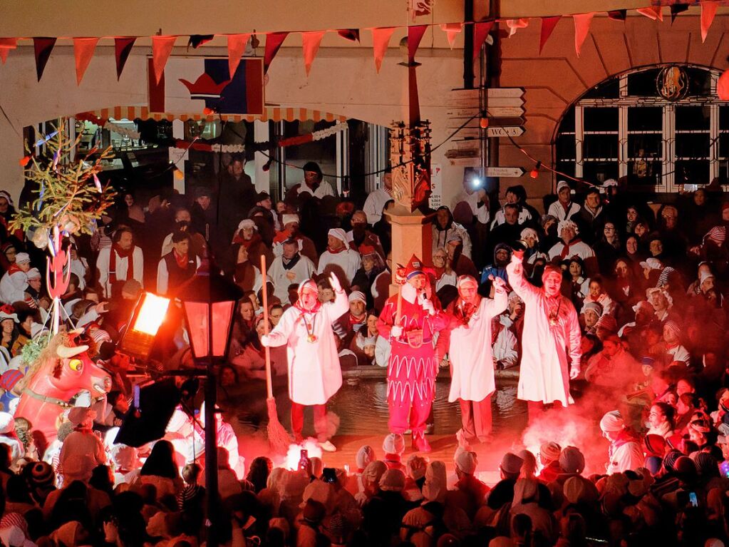 Schmutziger Dunschdig in Endingen: Es ist geschafft – Oberjokili Simon Abele tanzt mit den Zunftoberen auf dem Brunnenrand.