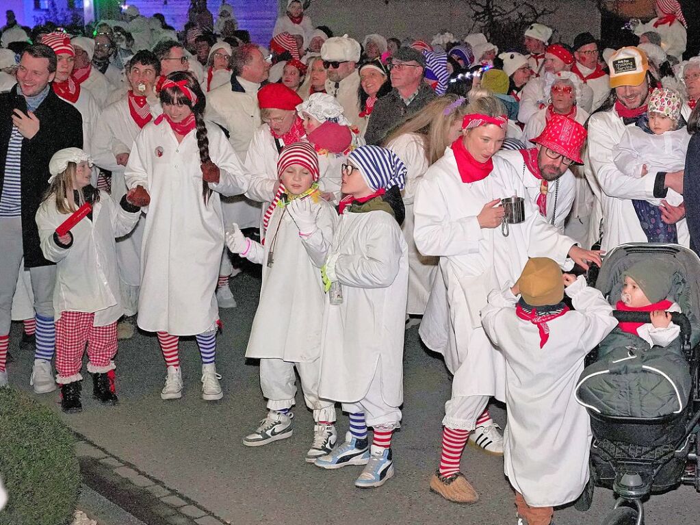 Schmutziger Dunschdig in Wyhl: Hunderte kleine und groe Hemdglunker feiern mit.