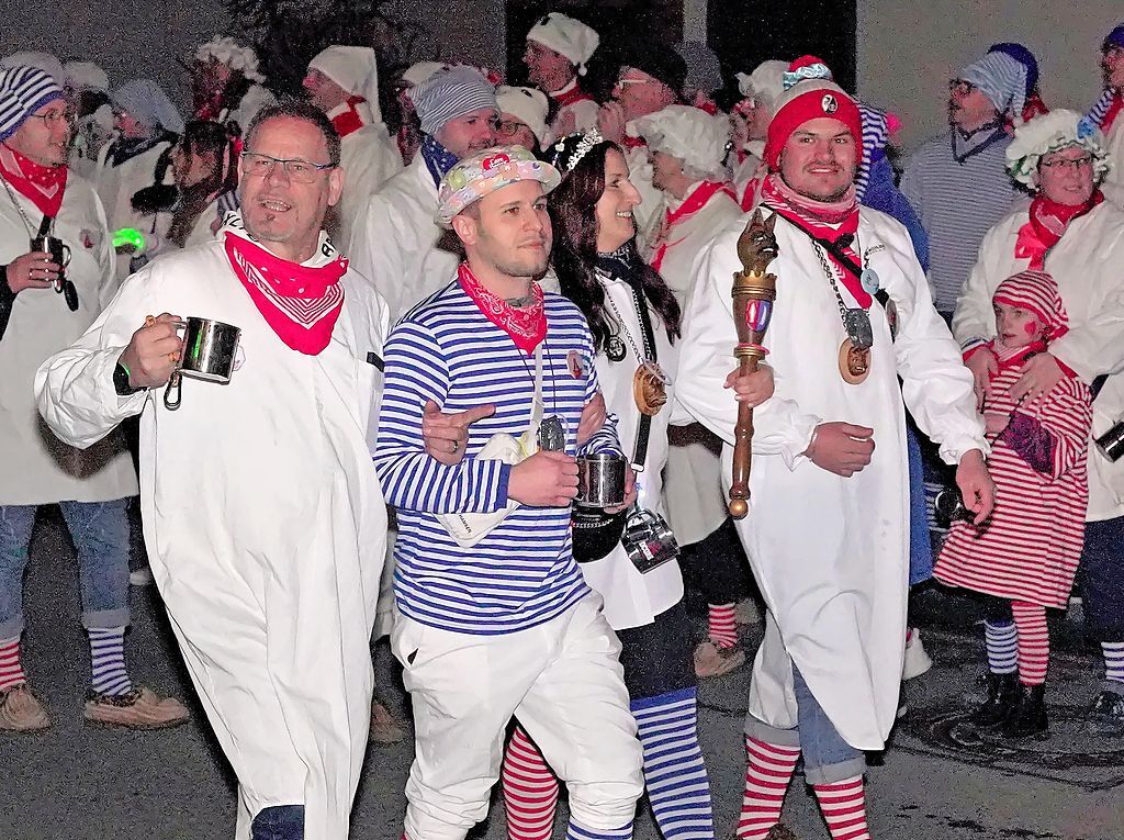 Schmutziger Dunschdig in Wyhl: Hunderte kleine und groe Hemdglunker feiern mit.