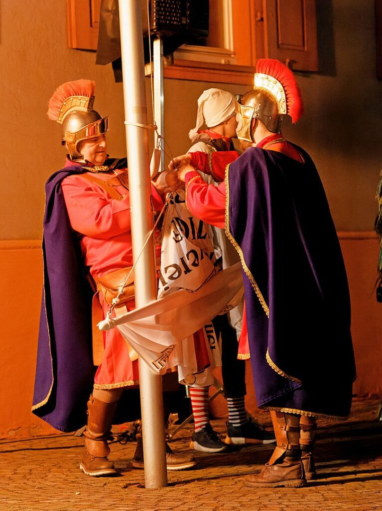 Fasnetsauftakt in Riegel: Die Narrenfahnen als Zeichen der nrrischen Herrschaft werden gehisst.