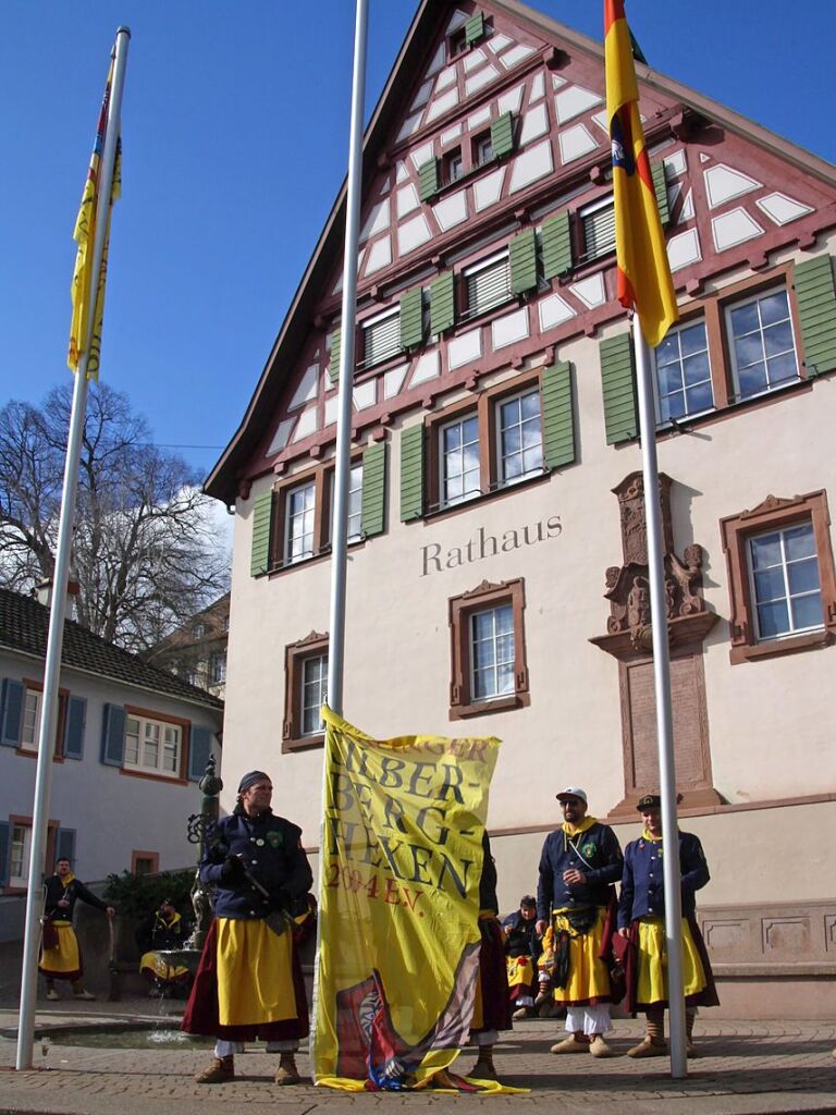 Schmutziger Dunschdig in Bahlingen: Erstmals hissen die Silberberghexen ihre neue Fahne vor dem Rathaus.