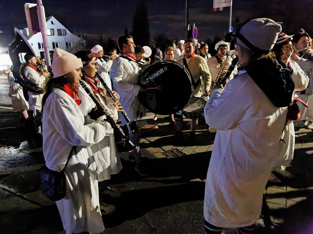 Fasnetsauftakt in Riegel: Musikerinnen und Musiker im Nachthemd