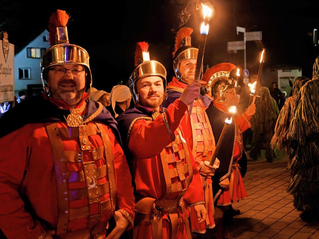 Fasnetsauftakt in Riegel: Die Rmer haben alles unter Kontrolle.