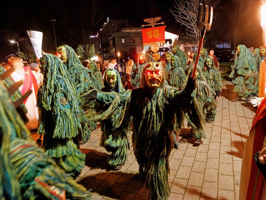 Fasnetsauftakt in Riegel: Brunnenteufel und Heidebrnnler fhren den Umzug zum Rathaus an.