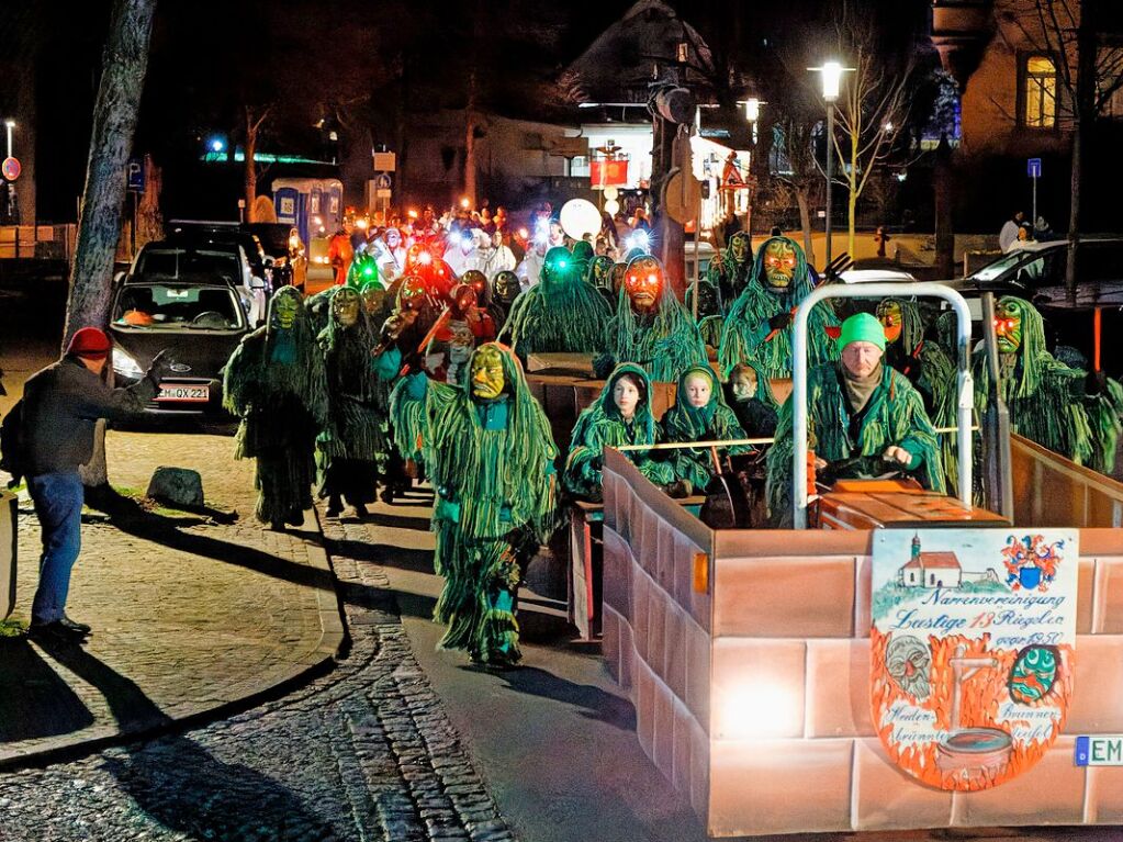 Fasnetsauftakt in Riegel: Brunnenteufel und Heidebrnnler fhren den Umzug zum Rathaus an.