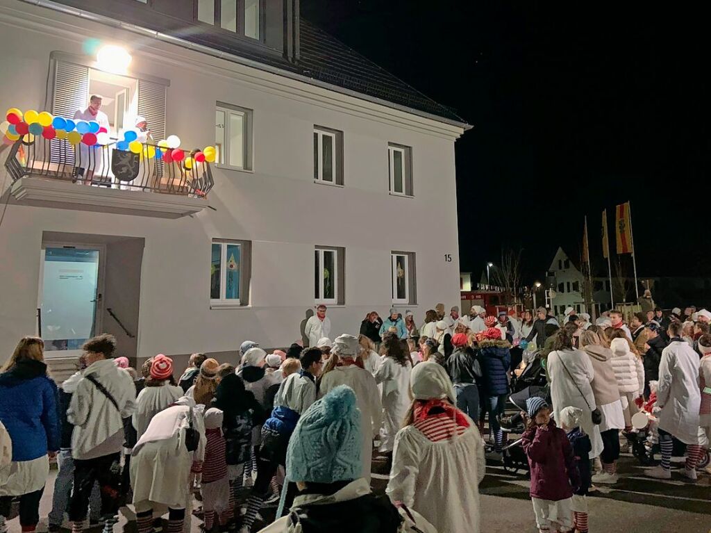 Schmutziger Dunschdig in Sasbach: Hemdglunkerumzug und Schlsselbergabe an die Narren vorm neuen Rathaus.