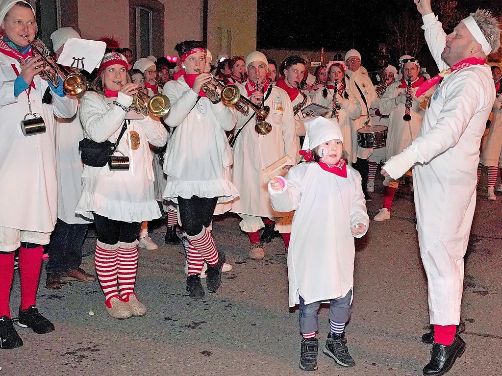 Schmutziger Dunschdig in Wyhl: Hunderte kleine und groe Hemdglunker feiern mit.