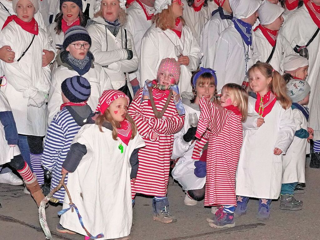 Schmutziger Dunschdig in Wyhl: Hunderte kleine und groe Hemdglunker feiern mit.