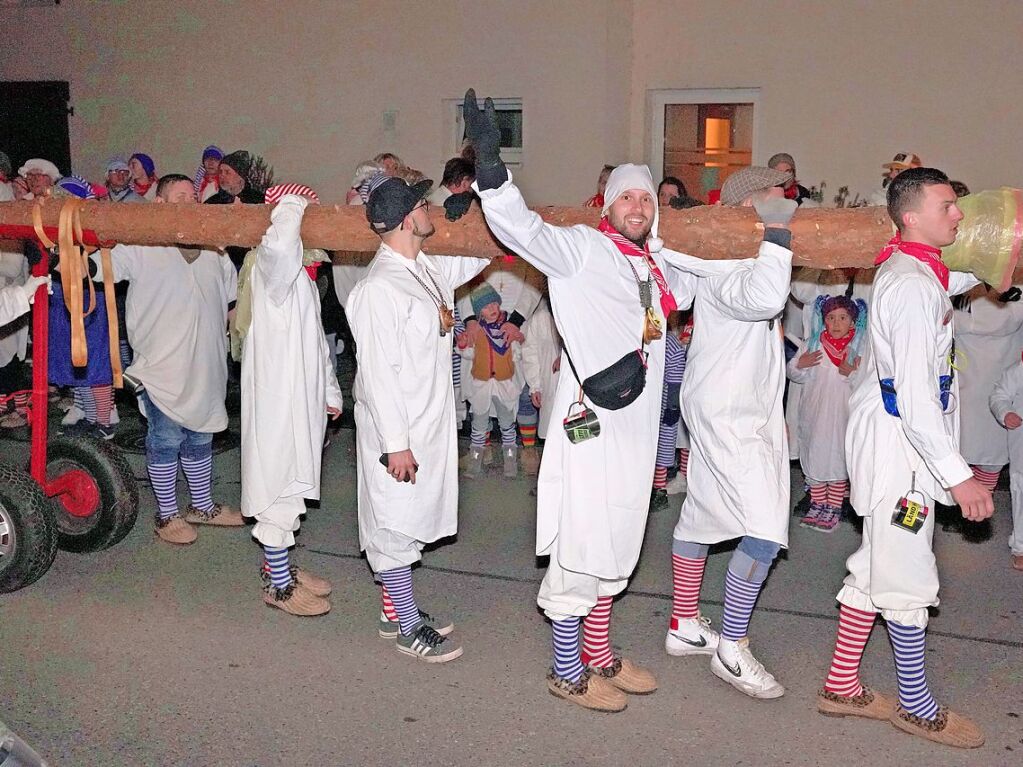 Schmutziger Dunschdig in Wyhl: Die Narrenrte schleppen den Narrenbaum zum Rathaus.