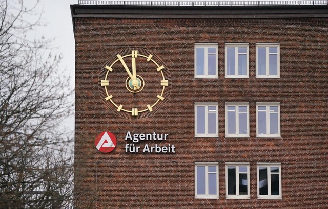 Die Uhr an der Fassade der Agentur fr...chen Arbeitsmarkt auch fnf vor zwlf?  | Foto: Marcus Brandt (dpa)