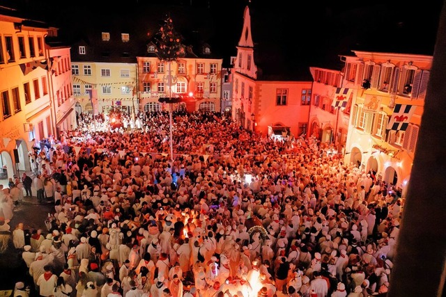 Schmutziger Dunnschdig in Endingen: Ta...r dichtes Gedrnge auf dem Marktplatz.  | Foto: Ruth Seitz