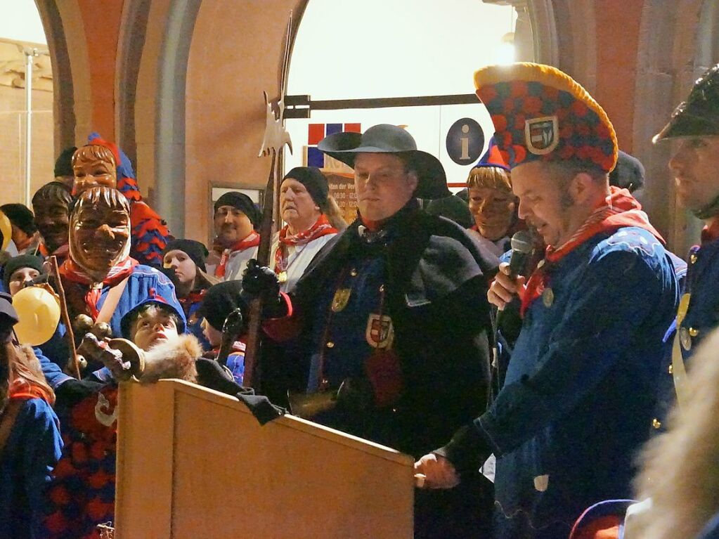 Kenzingens Brgermeister Dirk Schwier erhielt bei seiner ersten Entmachtung durch die Narren eine eigene Narrenkappe.