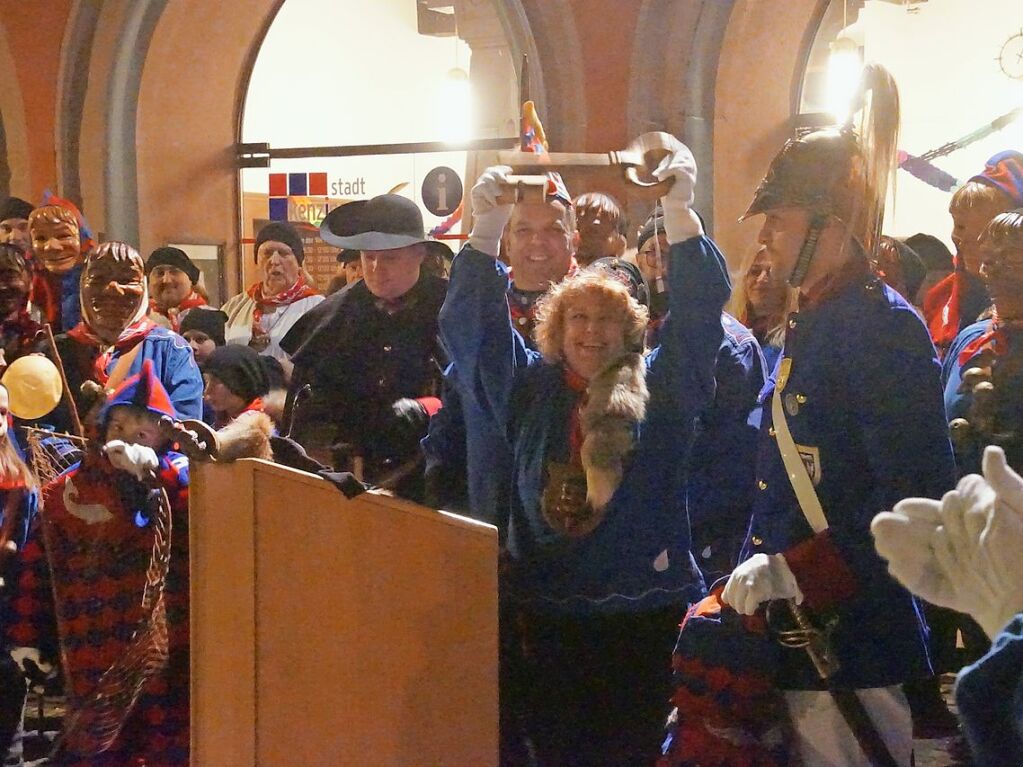 Oberzunftmeisterin Annette Shkodra prsentiert vorm Rathaus den Schlssel, der Brgermeister erhielt zuvor eine eigene Narrenkappe.