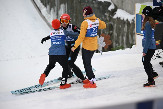 Selina Freitag wird von ihren Teamkolleginnen gefeiert.  | Foto: Hendrik Schmidt/dpa