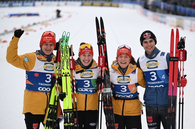 Silber-Quartett mit (v.l.): Schmid, Nowak, Armbruster, Geiger.  | Foto: Hendrik Schmidt/dpa