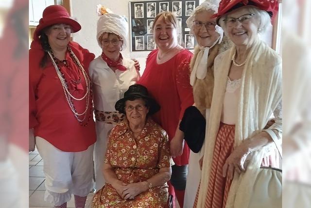 Witzige Sketche, flotte Musik und leckere Waffeln bei der Frauenfasnet in Titisee-Neustadt