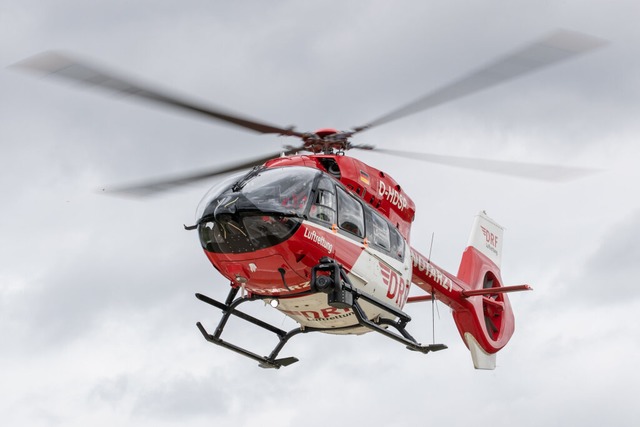 Ein Rettungshubschrauber flog die Unfallstelle an. (Symbolfoto)  | Foto: Daniel Karmann (dpa)