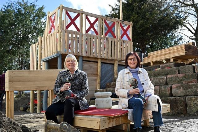 Eine Viertelmillion Spenden: Die ersten Gerte am neuen Spielplatz im Freiburger Colombipark stehen