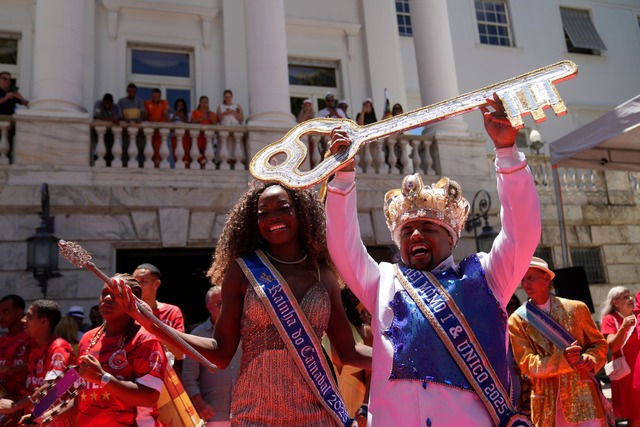 Mit der &Uuml;bergabe des Stadtschl&uu...eginnt der Karneval in Rio de Janeiro.  | Foto: Silvia Izquierdo/AP/dpa