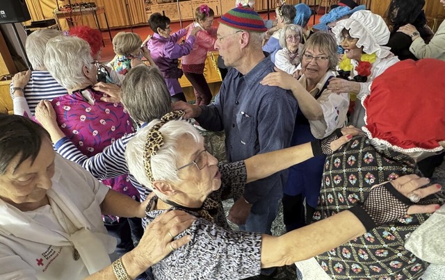 Bestens gelaunt zieht die  Polonaise durch den Saal.   | Foto: Regina Erb-Schalk