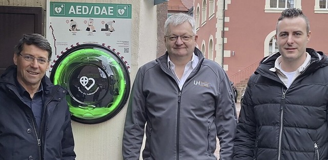 Brgermeister Bruno Metz (von links), ...Bauamt) bei einem der Defibrillatoren.  | Foto: Stadt Ettenheim