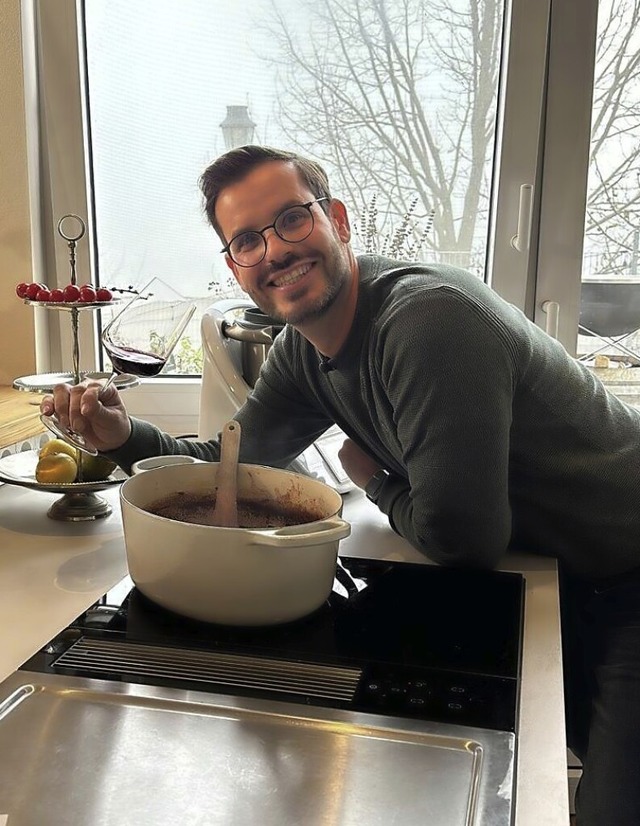 Andreas Bieselin beim Vorbereiten fr das perfekte Dinner  | Foto: privat