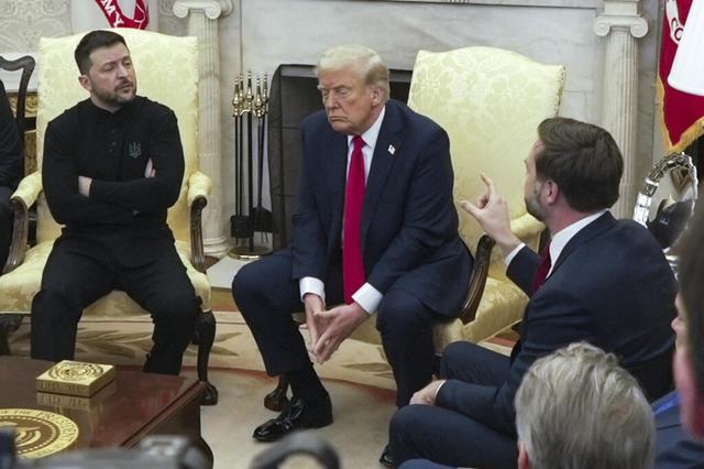 Wolodymyr Selenskyj im Oval Office neben Donald Trump und JD Vance  | Foto: Mystyslav Chernov (dpa)