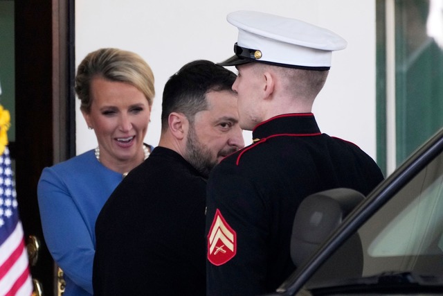 Selenskyj verl&auml;sst das Wei&szlig;...reinbarung mit Trump gekommen zu sein.  | Foto: Ben Curtis/AP/dpa