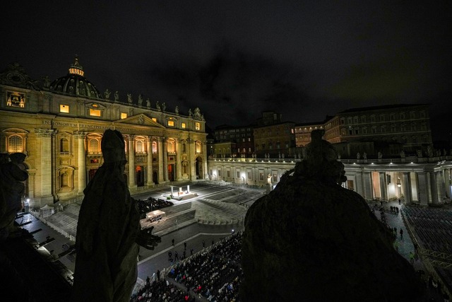 Auf dem Petersplatz haben am Abend wie...nde f&uuml;r Papst Franziskus gebetet.  | Foto: Andrew Medichini/AP/dpa