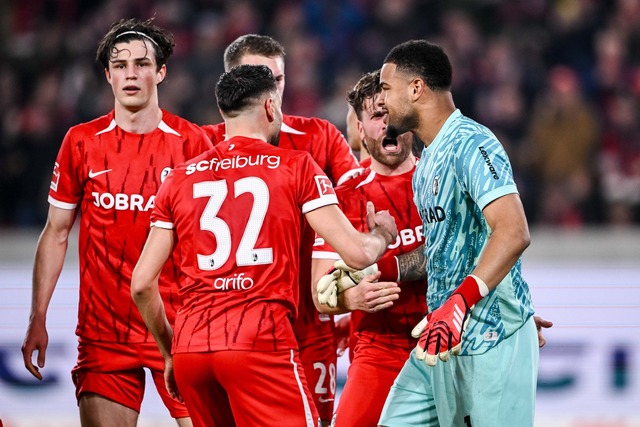 Der SC Freiburg trifft im Ausw&auml;rtsspiel auf den FC Augsburg.  | Foto: Harry Langer/dpa