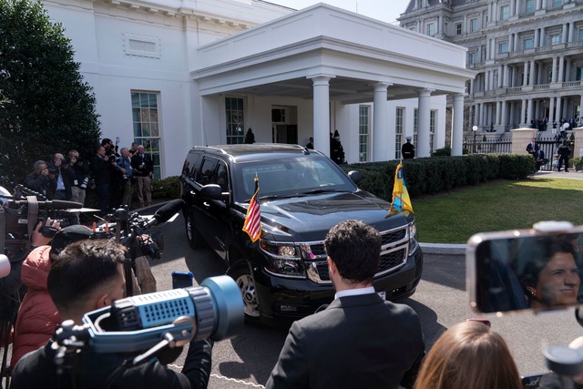 Selenskyj reiste nach dem abrupten End... Pressekonferenz mit Trump fiel flach.  | Foto: Jose Luis Magana/AP/dpa