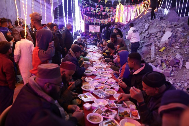 Auch in den Pal&auml;stinensergebieten...limische Fastenmonat Ramadan begangen.  | Foto: Jehad Alshrafi/AP/dpa