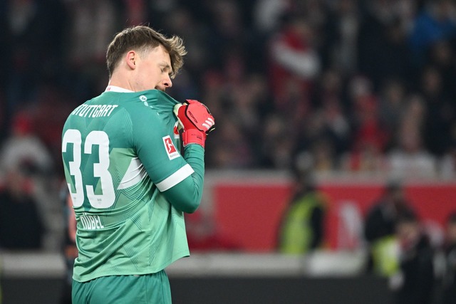 Beim 1:2 der Bayern sah Stuttgarts Torwart Alexander N&uuml;bel nicht gut aus.  | Foto: Marijan Murat/dpa