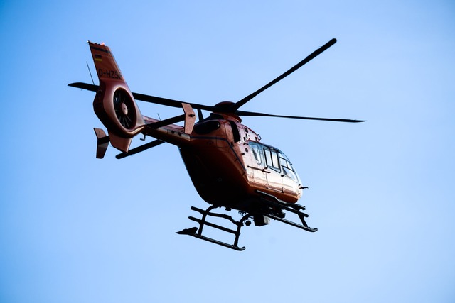 Mit einem Rettungshubschrauber wurde d...ein Krankenhaus geflogen. (Symbolbild)  | Foto: Julian Stratenschulte/dpa