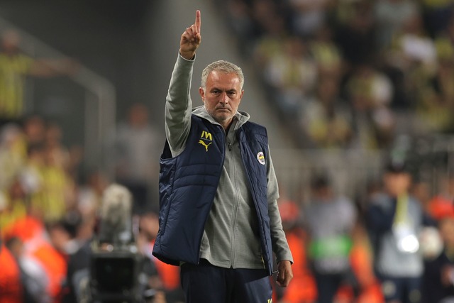 Das Derby und sein Protagonist: "Fener"-Trainer Jos&eacute; Mourinho.  | Foto: Uncredited/AP