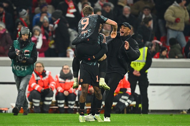 Ausgelassener Jubel: Die Bayern und Tr...ent Kompany (r) beim 3:1 in Stuttgart.  | Foto: Tom Weller/dpa