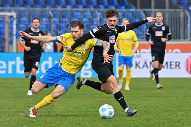 Laufduell zwischen Ulms Maurice Kratte...) und dem Braunschweiger Kevin Ehlers.  | Foto: Swen Pf&ouml;rtner/dpa